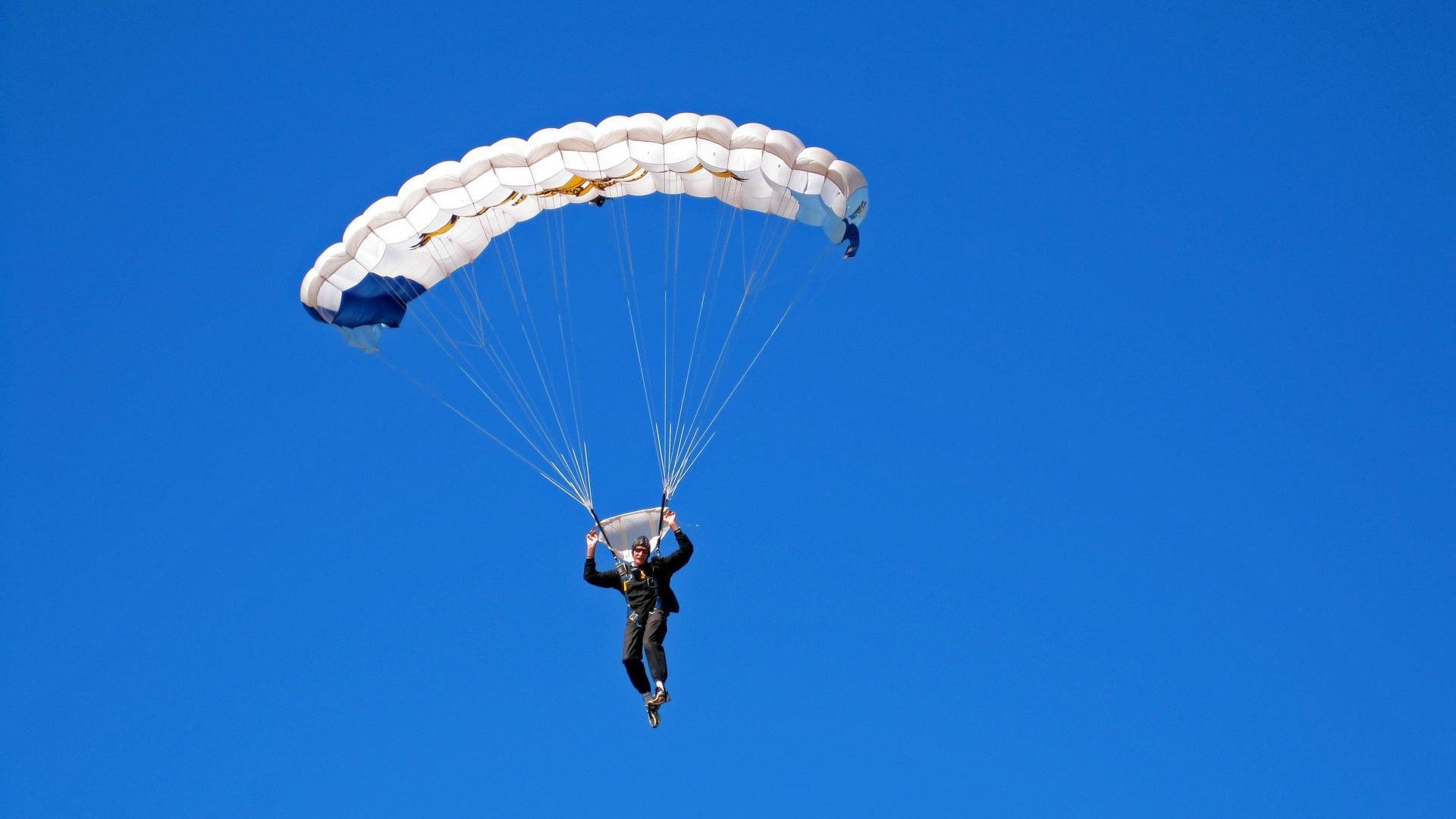 乐鱼网站-CBA球迷的激情点燃夜色,cba篮球文